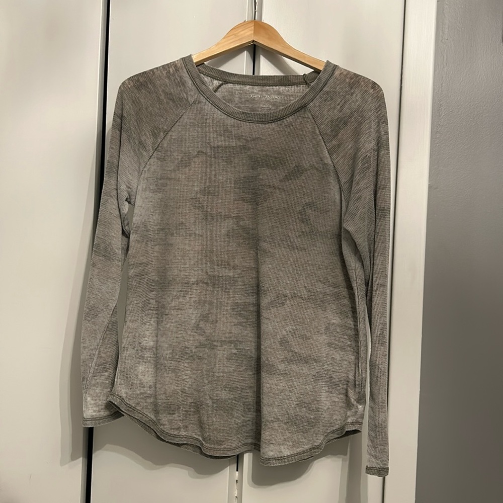 American Eagle lightweight waffle knit henley. Size Large